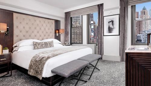纽约纽约西屋酒店的一间卧室设有一张大床和一个大窗户