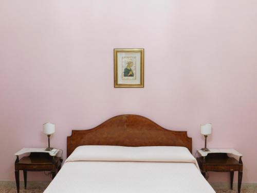 特拉帕尼Appartamento Belvedere的卧室配有白色的床和2个床头柜