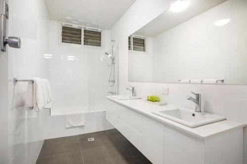 斯普林韦尔华尔兹玛蒂尔达睡帽酒店的白色的浴室设有两个盥洗盆和镜子