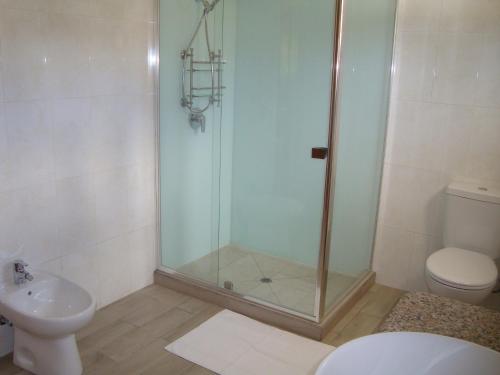 Anse Kerlan贝勒普拉格别墅的带淋浴、卫生间和盥洗盆的浴室