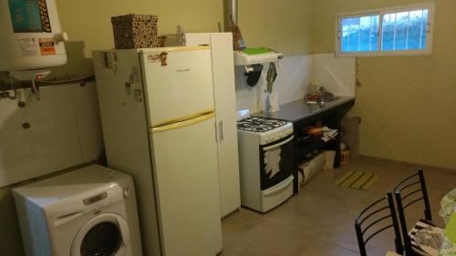 拉里奥哈Casa Las Moras的厨房配有冰箱、炉灶和洗衣机。