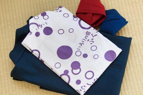 日光福富士日式旅馆的上带紫色波卡点的猫眼巾纸