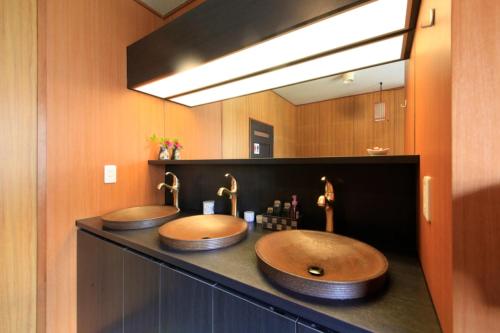 日光福富士日式旅馆的带大镜子的浴室内的2个盥洗盆