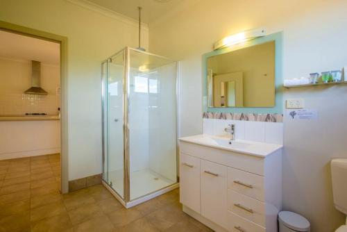 Mungo蒙哥洛奇度假村的带淋浴、盥洗盆和镜子的浴室