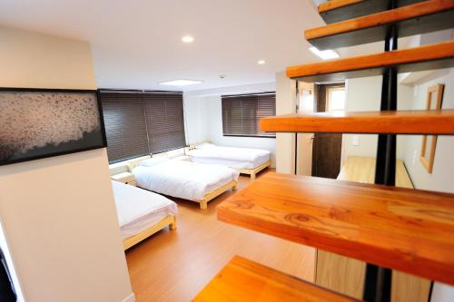济州市汉拿旅馆的小房间设有两张床和一张书桌