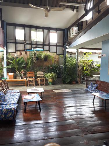 北碧迦南酒店的带沙发、桌子和植物的客厅