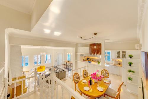金尼昂Syros Private House with superb sea view的厨房以及带桌椅的用餐室。