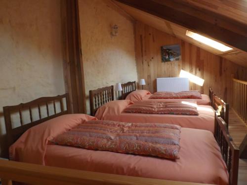 图兰的圣莫尔La Chuchotiere的一间客房内的四张床