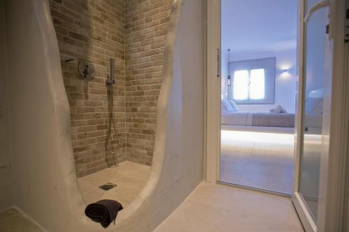 米克诺斯城米科诺斯尼达酒店的带淋浴的浴室和玻璃门