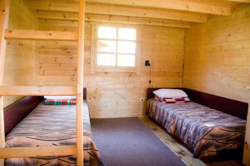 托伊拉Camping Männisalu的小木屋内一间卧室配有两张双层床