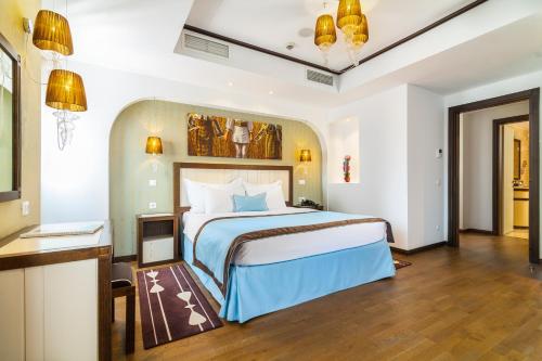 布加勒斯特埃珀科酒店 - 罗莱夏朵精品酒店集团的酒店客房设有一张大床和一张书桌。