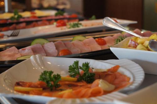比勒费尔德布伦纳酒店的各种肉类和蔬菜的自助餐