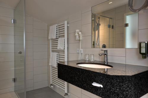 希洛谢克Hotel Gemma- Adults only的一间带水槽和镜子的浴室