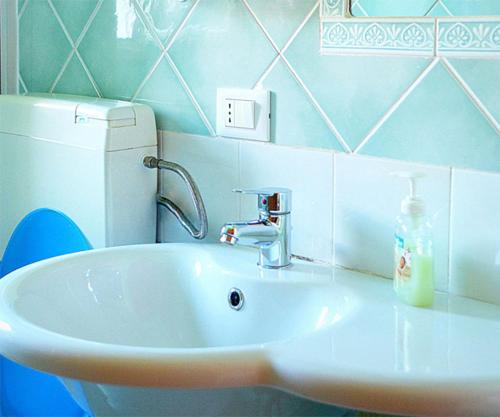 帕基诺B&B TascaPachino的浴室配有白色水槽和卫生间。
