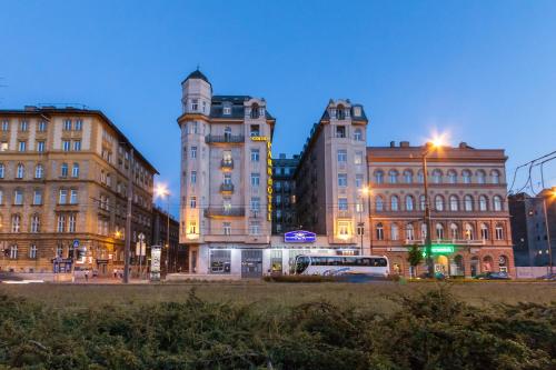 布达佩斯Hotel Golden Park Budapest的一座城市,有建筑物和公共汽车