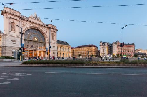 布达佩斯Hotel Golden Park Budapest的前面有一条街道的大建筑