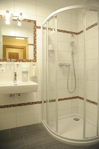 瓦兹加斯赫夫卡木尔酒店的带淋浴和盥洗盆的浴室