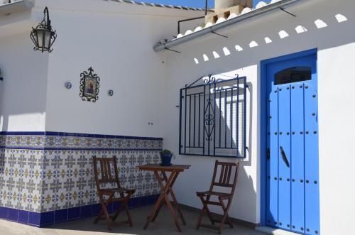 阿尔奇多纳Casa Rural - Santo Domingo Rural的一间设有两把椅子和一扇蓝色门的房间