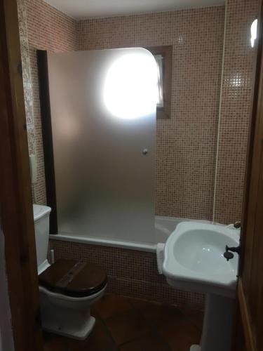 贝纳卢普-卡萨斯维耶哈斯科尔蒂霍克鲁拉斯酒店的一间带卫生间和水槽的浴室