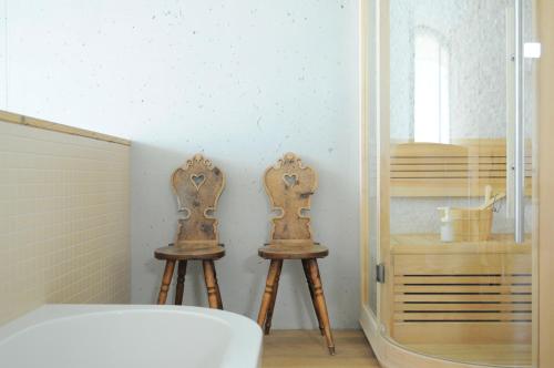 圣克里斯蒂娜依塔卢斯卡公寓的浴室设有两张木凳和镜子