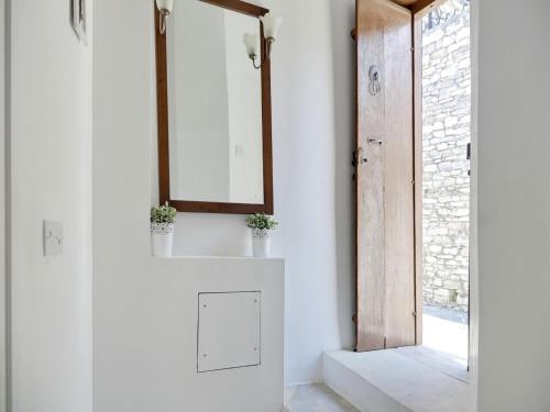 帕诺雷弗卡拉Lefkara View的白色的浴室设有镜子和门