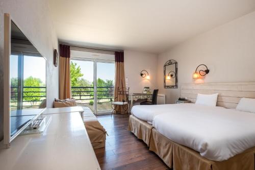 索尔日艾尔米他日餐厅酒店的酒店客房设有两张床和一个阳台。