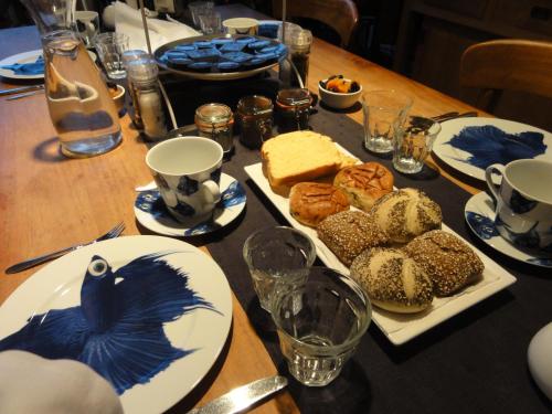 阿姆斯特丹阿姆斯特丹西部住宿加早餐酒店的一张桌子,上面放着糕点盘和杯子