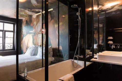 安特卫普奥卡瑟德尔酒店的带浴缸、床和盥洗盆的浴室