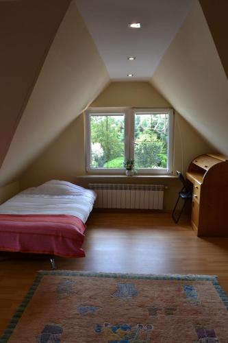 ŚliwiceDom u Ewy Bory Tucholskie的阁楼间 - 带床和窗户