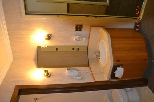 韦斯特旅馆的一间浴室