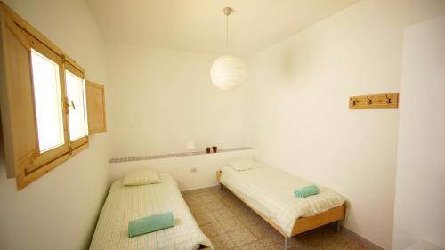 科拉雷侯苏雷马冲浪营酒店的小型客房 - 带2张床和窗户