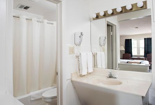 因特考斯旅行者休息汽车旅馆的白色的浴室设有水槽和镜子