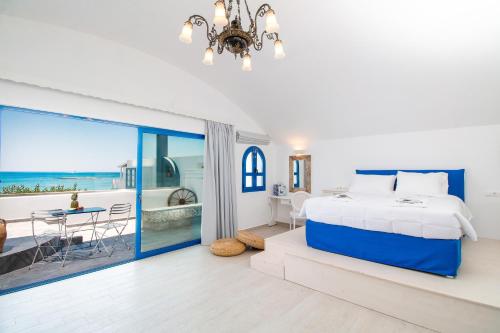 法里拉基Dimitra Boutique Rooms的一间卧室配有一张床,享有海景
