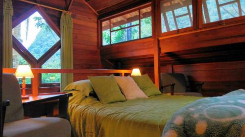 圣佩德罗塞拉Eco Resort Nagual的一间设有床铺的卧室,位于带窗户的房间内
