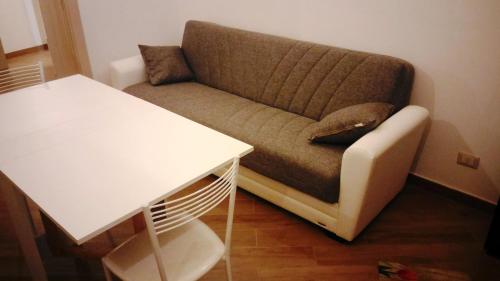 诺沃利Salento's Casettina的一张桌子旁带枕头的沙发