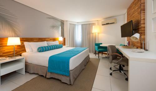 马塞约普利米尔马塞约贝斯特韦斯特酒店的配有一张床和一张书桌的酒店客房