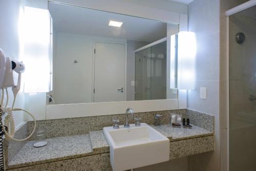 阿拉卡茹德尔马酒店的一间带水槽和大镜子的浴室