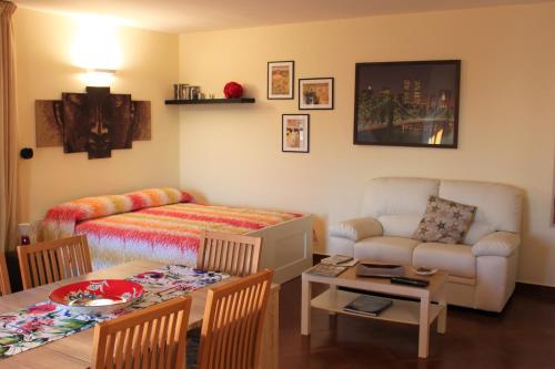 加拉蒂纳Mansarda Panoramica的带沙发和桌子的客厅以及用餐室