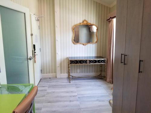 伯克利伯克利森斯酒店及万讷小酒馆的走廊上设有镜子和长凳