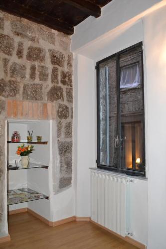 维泰博La Casina Nel Borgo 2的一间设有砖墙和窗户的房间