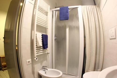 米兰拉皮斯公寓的带淋浴和盥洗盆的浴室