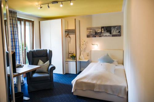 因戈尔施塔特住宿酒店的酒店客房配有一张床、一张桌子和一把椅子。