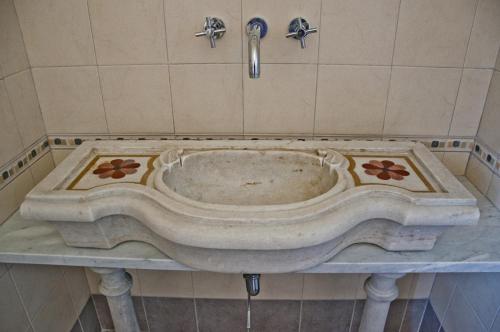 Spigno MonferratoAgriturismo Villa Cheti的带浴缸的浴室和水槽