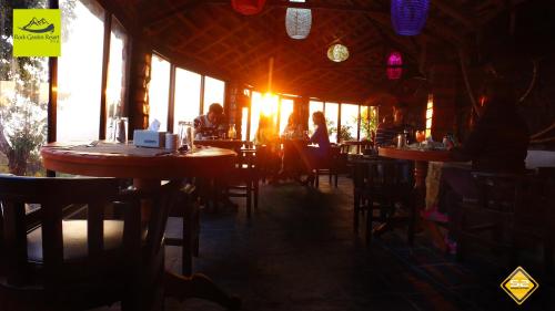 博卡拉Rock Garden Resort的一群坐在餐厅桌子上的人