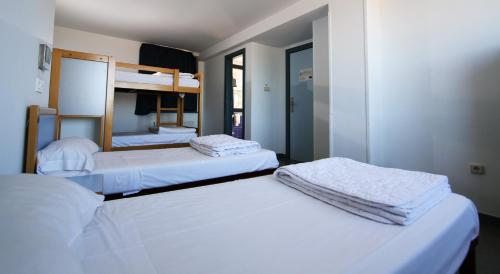 毕尔巴鄂毕尔保青年旅舍的带两张双层床的客房中的两张床