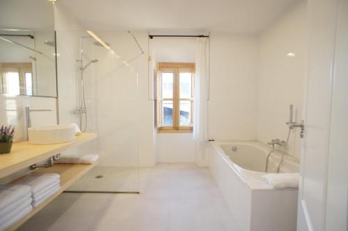 桑特略伦斯斯德斯卡尔达萨尔Ca Na Nina的白色的浴室设有浴缸和水槽。