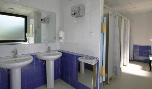 毕尔巴鄂毕尔保青年旅舍的浴室设有2个水槽和镜子