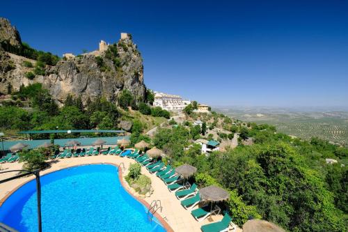 卡索拉Hotel & Spa Sierra de Cazorla 4*的享有带游泳池和山脉的度假胜地的景致