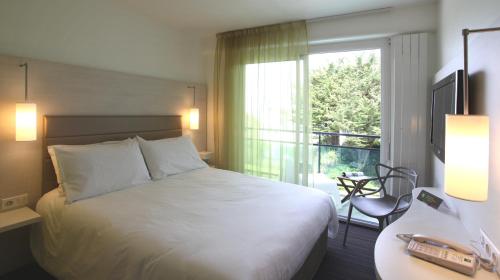 基伯龙基伯龙镇中心宜必思尚品酒店的酒店客房设有床和窗户。