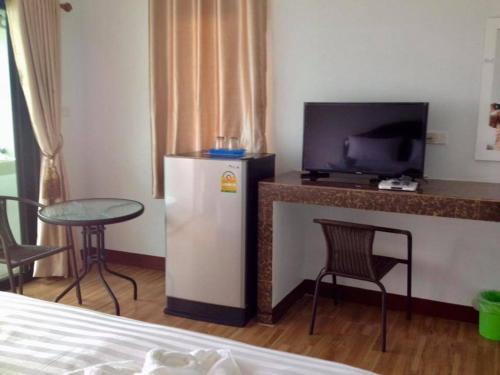 碧差汶杜斯塔公寓 的客房设有冰箱、桌子和电视。